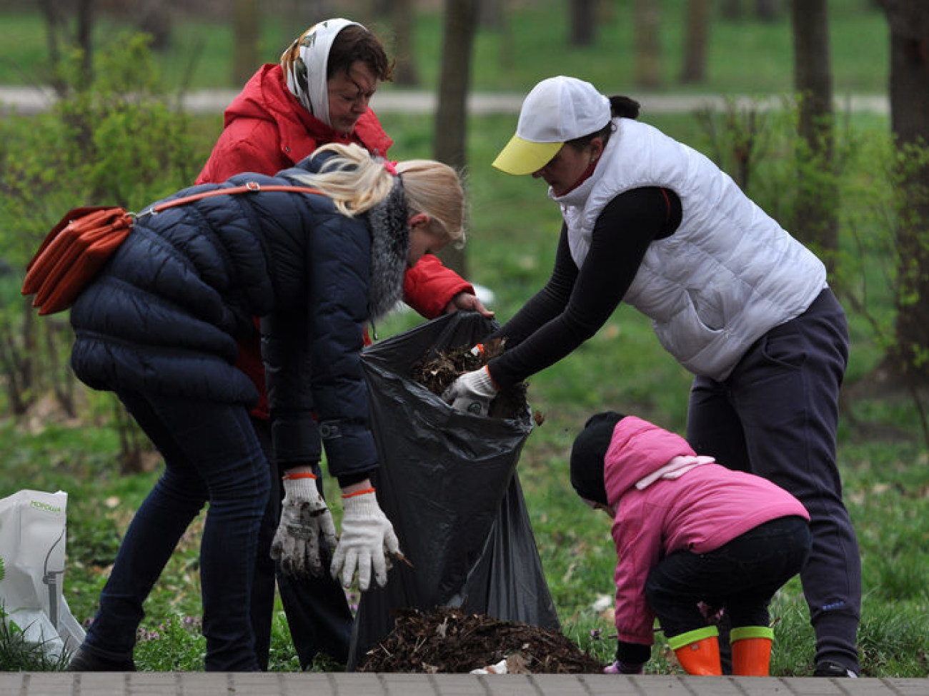 В Киеве проходят субботники, 12 апреля 2014г.