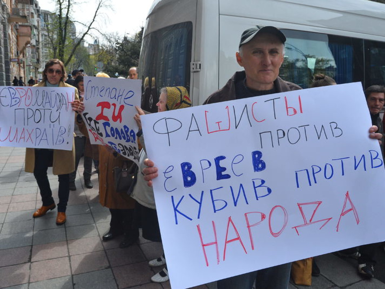 Активисты Евромайдана снова пикетировали Кубива, 16 апреля 2014г.