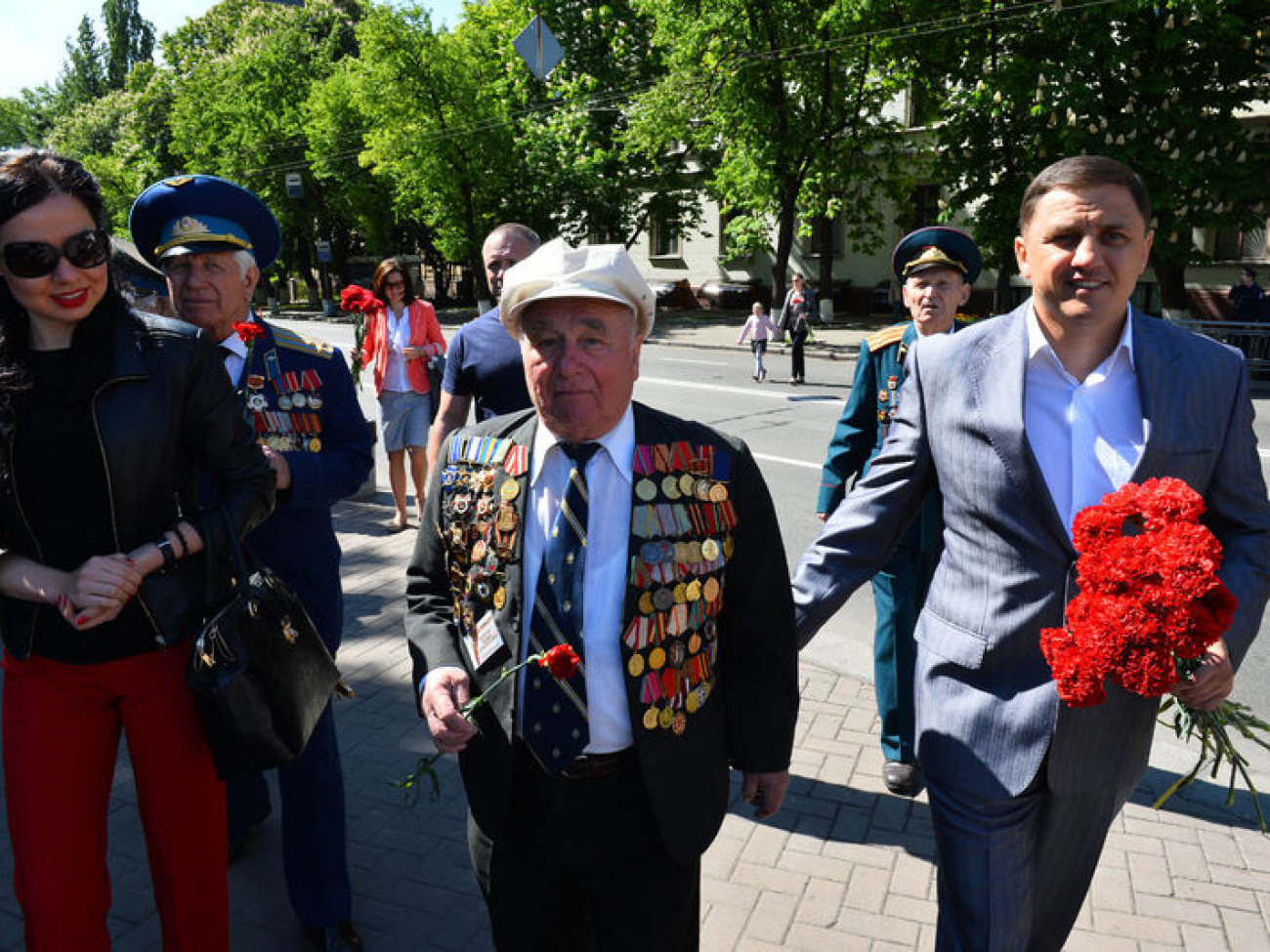 Фотографии дедов и георгиевские ленточки: День Победы в Киеве