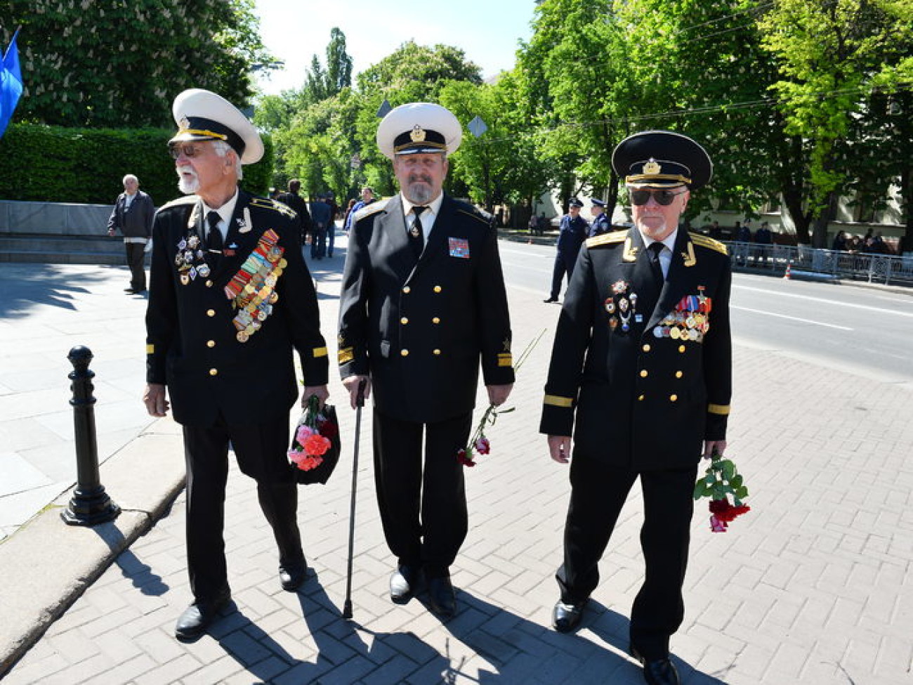 Фотографии дедов и георгиевские ленточки: День Победы в Киеве