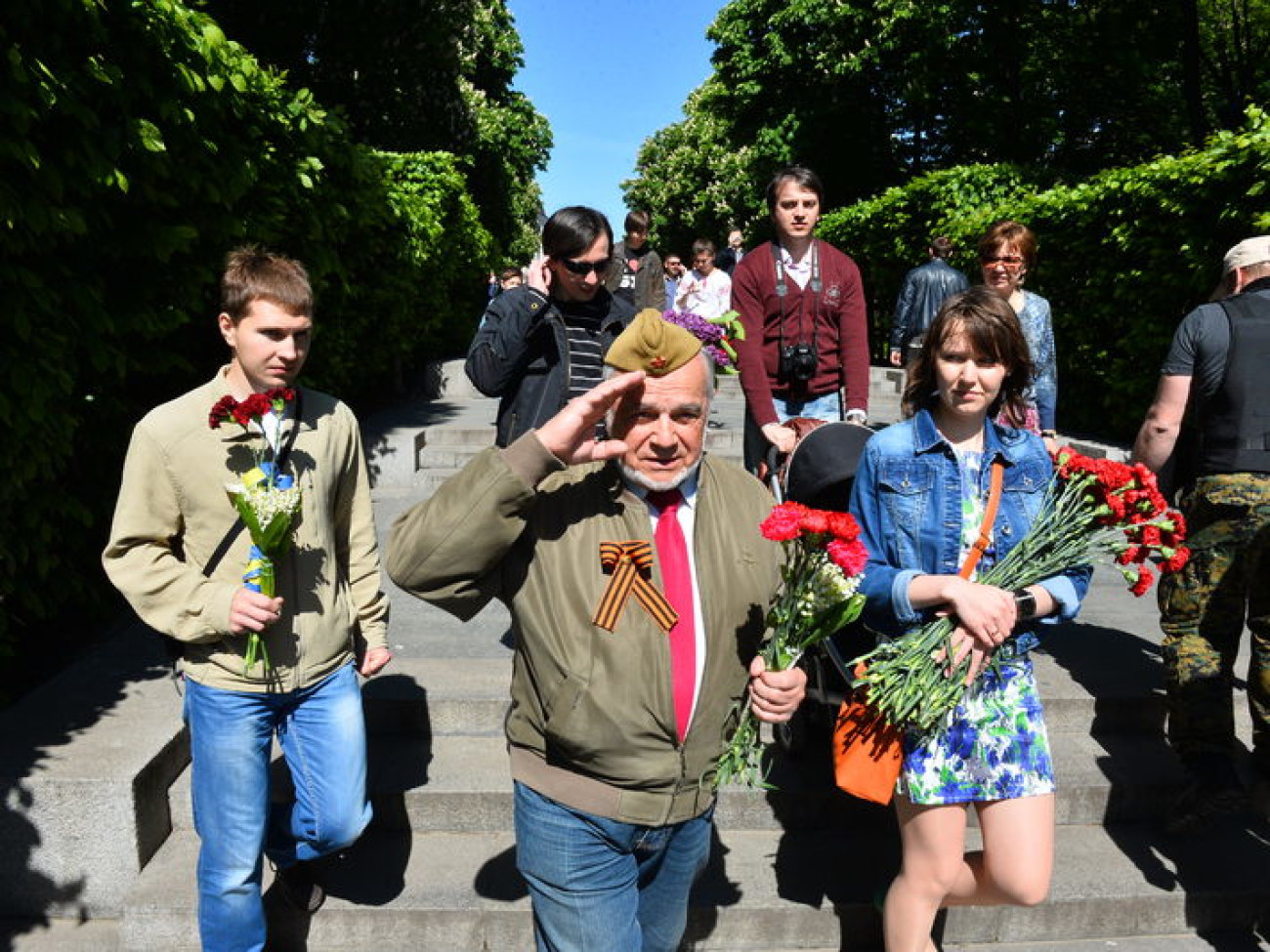 Фотографии дедов и георгиевские ленточки: День Победы в Киеве