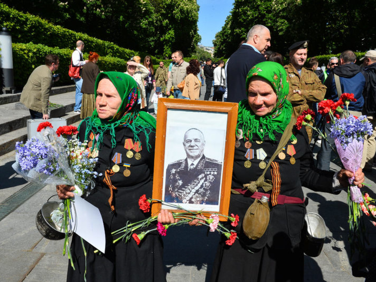 Фотографии дедов и георгиевские ленточки: День Победы в Киеве