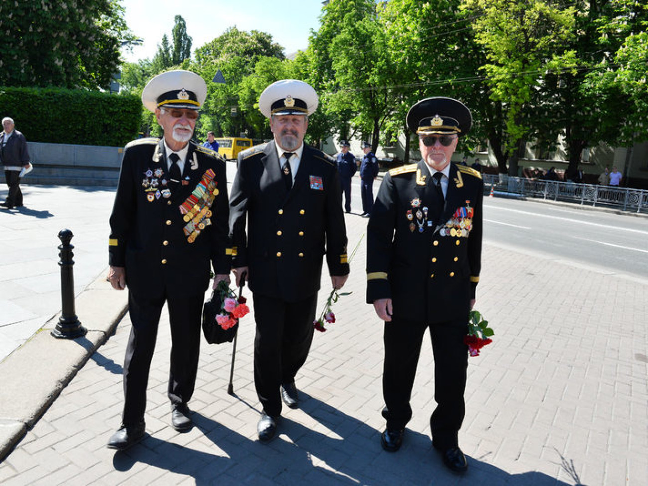 Фотографии дедов и георгиевские ленточки: День Победы в Киеве