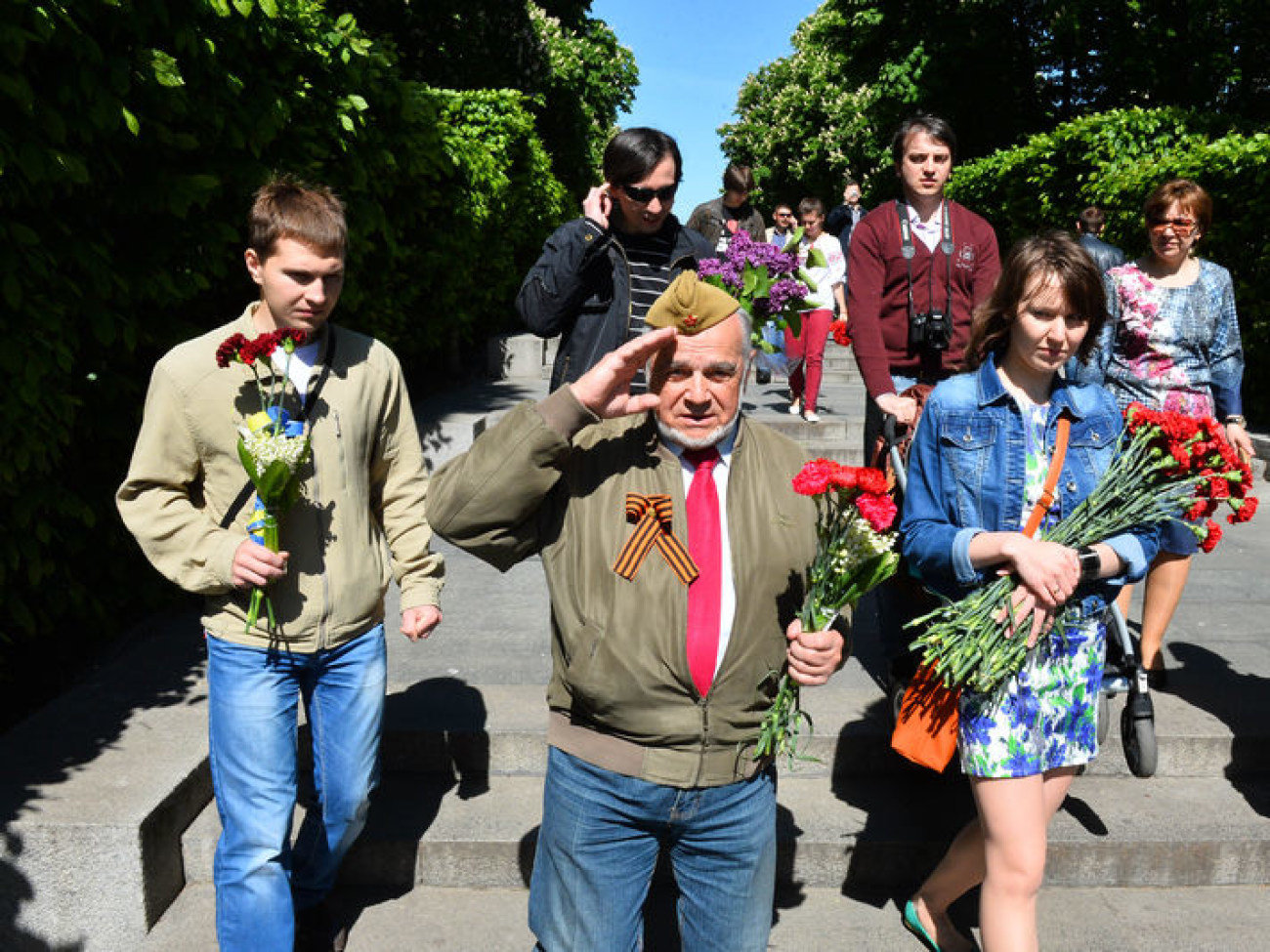 Фотографии дедов и георгиевские ленточки: День Победы в Киеве