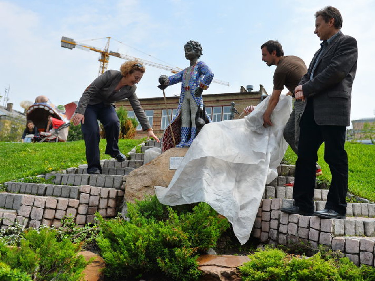 «Маленькому принцу» на Пейзажной аллее вернули руку, 16 мая 2014г.