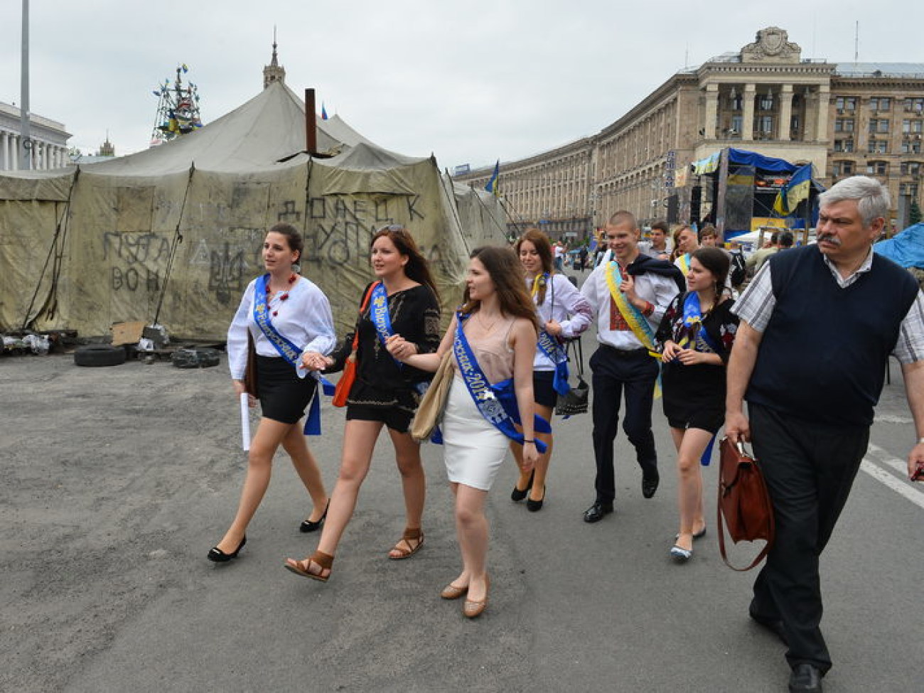 Сухой выпуск: баррикады заменили киевским выпускникам традиционные фонтаны