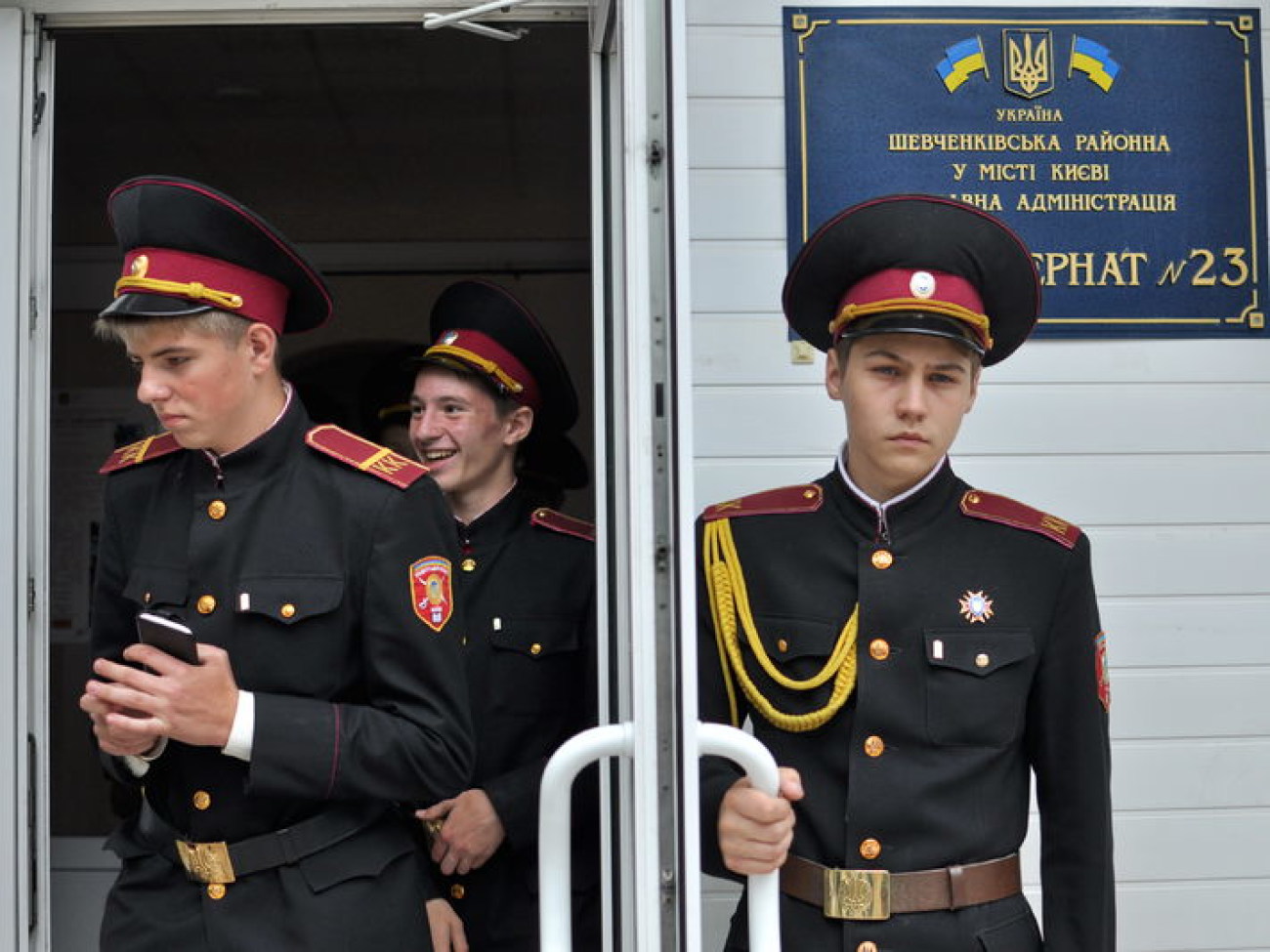 Сегодня для украинских школьников звенит Последний звонок