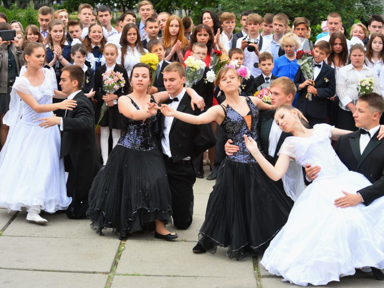 Сегодня для украинских школьников звенит Последний звонок