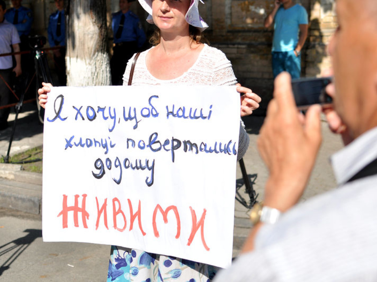 Украинские женщины требуют у Порошенко бронежилетов для мужей, 7 июня 2014г.