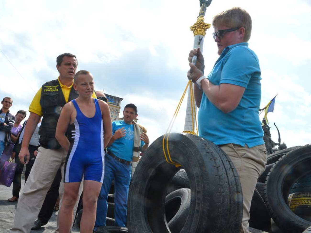 Автомобильная покрышка в новой ипостаси: школьник установил рекорд Украины, 24 июня 2014г.