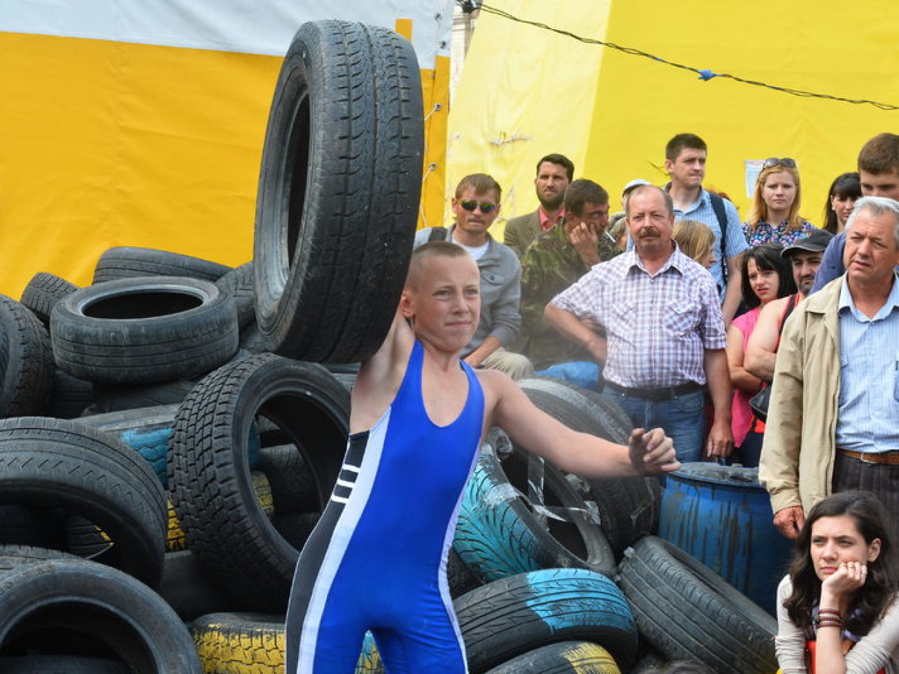 Автомобильная покрышка в новой ипостаси: школьник установил рекорд Украины, 24 июня 2014г.