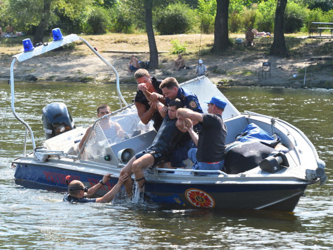 Столичные спасатели учили отдыхающих как не утонуть, 6 августа 2014г.