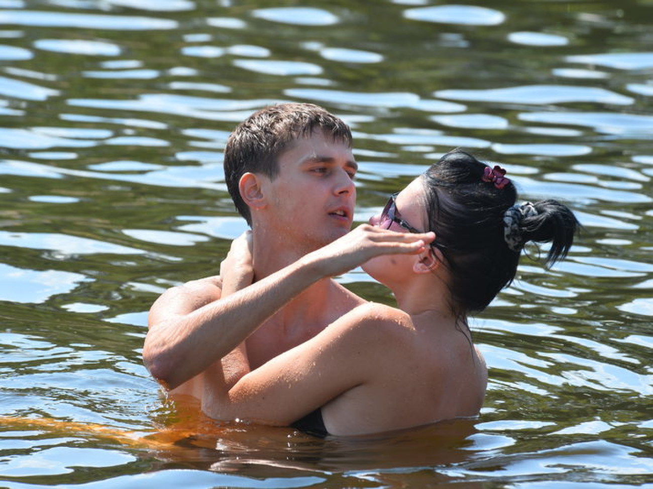 В киевских водоемах яблоку негде упасть, хотя СЭС запретила купаться на 13 пляжах