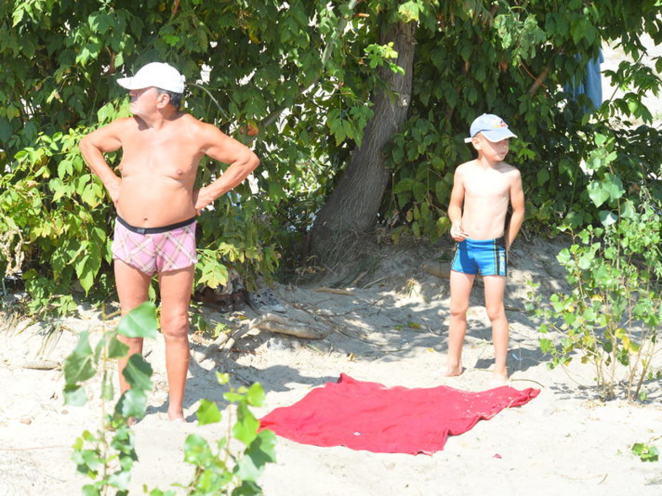 В киевских водоемах яблоку негде упасть, хотя СЭС запретила купаться на 13 пляжах