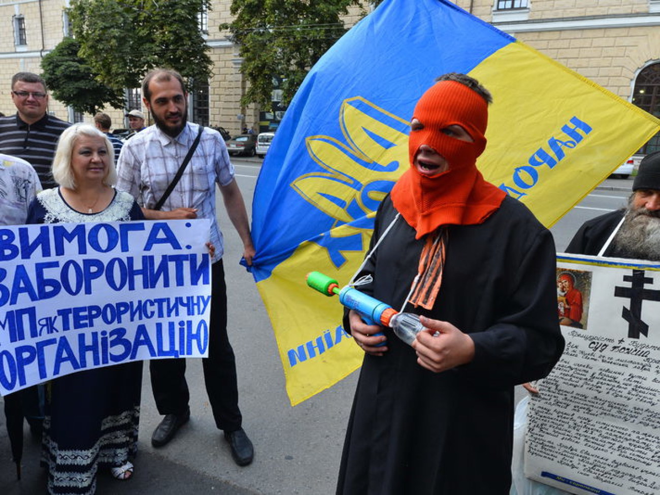 Выборы предстоятеля УПЦ МП сопровождались митингом и милицией, 13 августа 2014г.