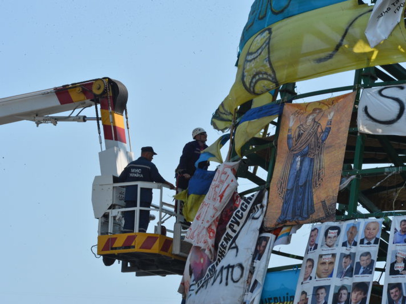 На Майдане разбирают елку и перекладывают асфальт, 14 августа 2014г.