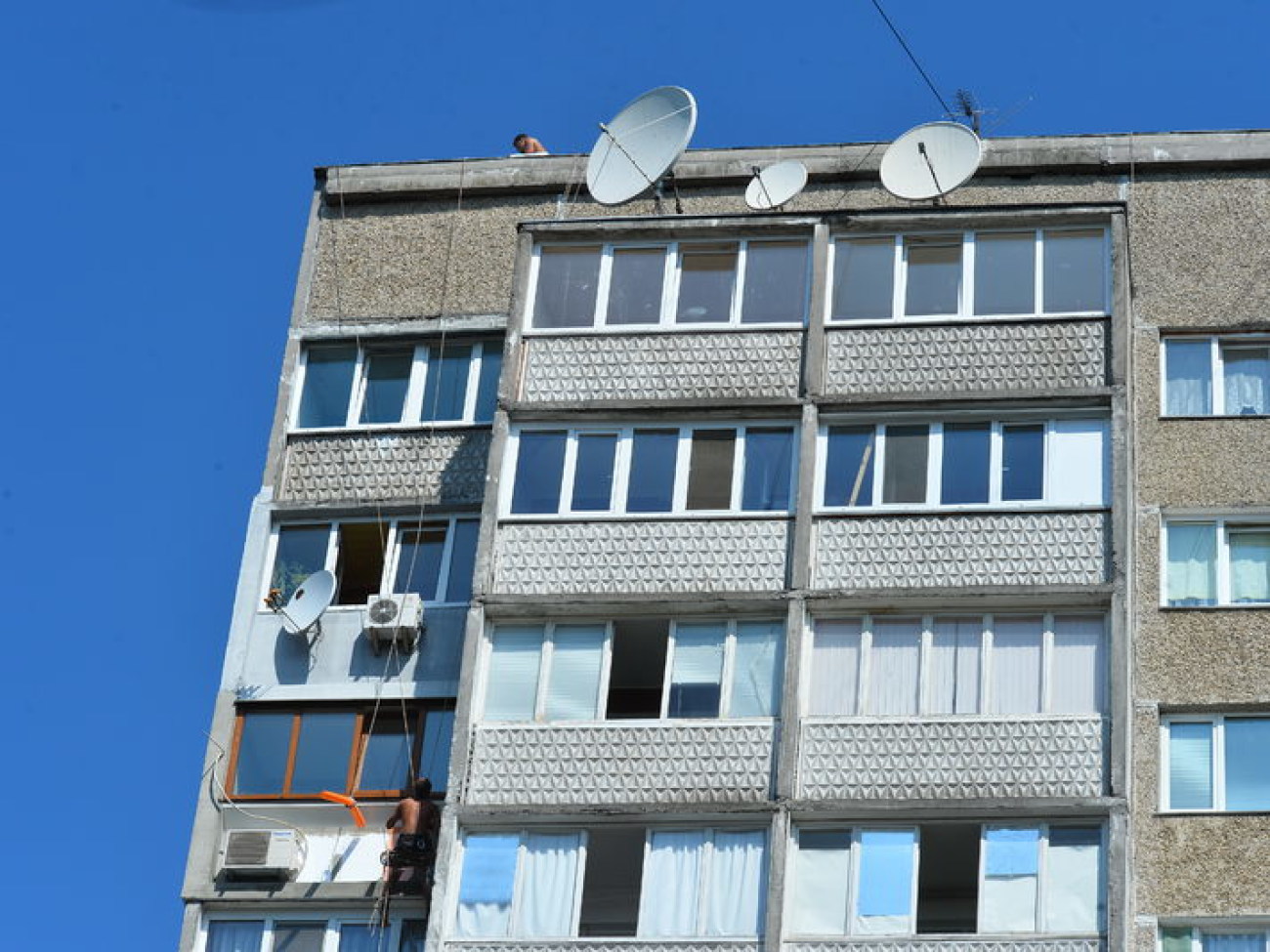 Киевляне готовятся к &#171;неотопительному сезону&#187;: массово утепляют стены своих квартир
