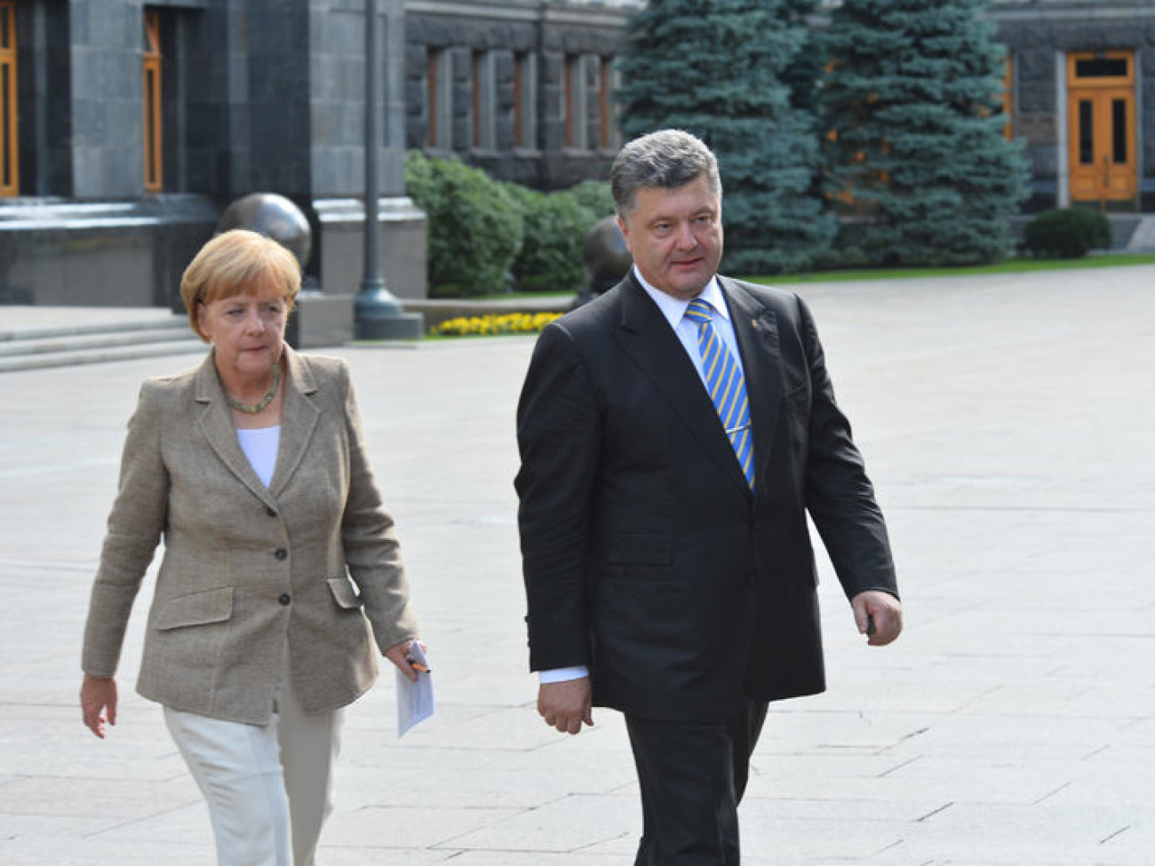 Белые розы, Дом с химерами и журналисты под дверью: Меркель прибыла в Киев, 23 августа 2014г.