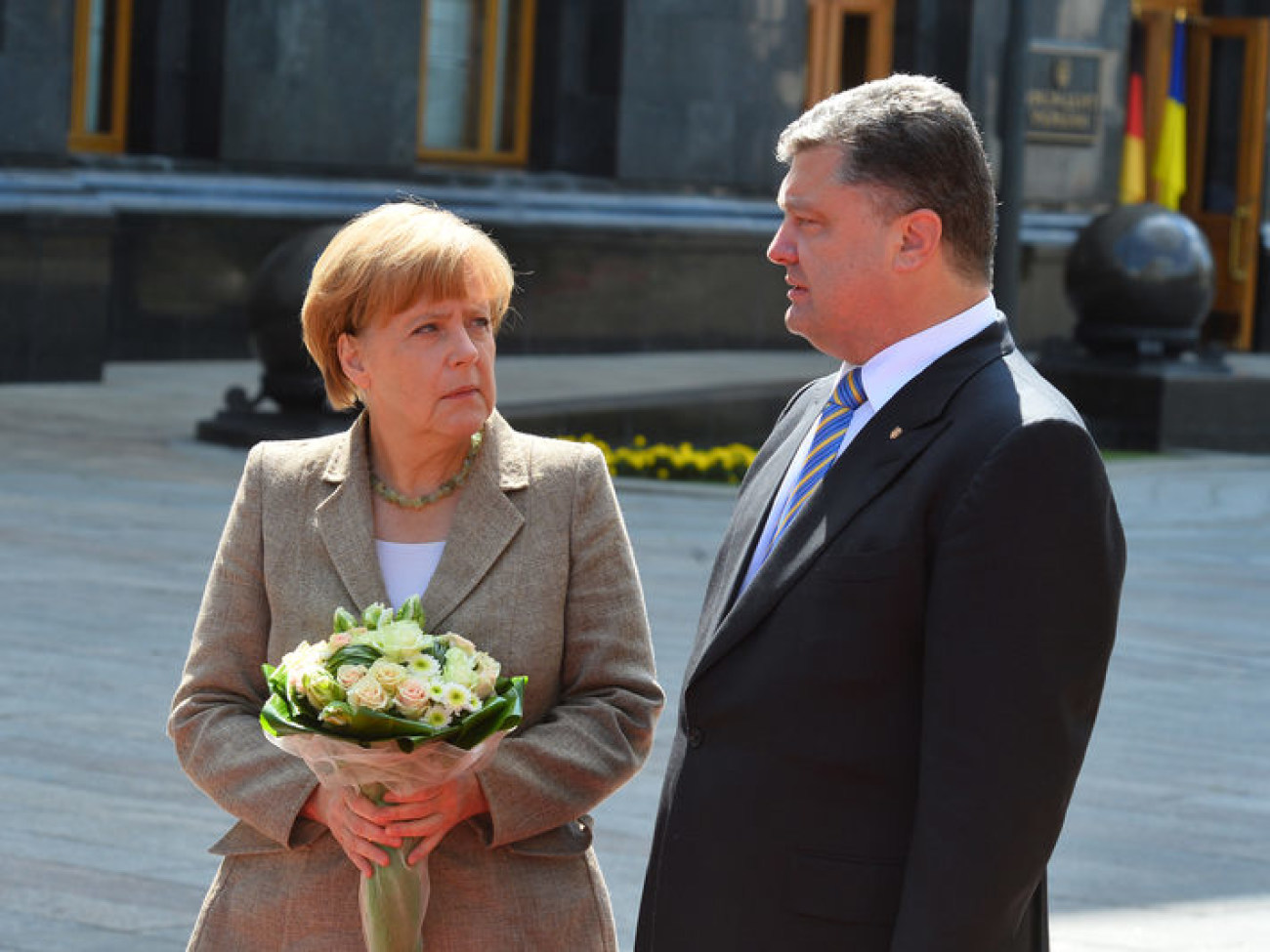 Белые розы, Дом с химерами и журналисты под дверью: Меркель прибыла в Киев, 23 августа 2014г.