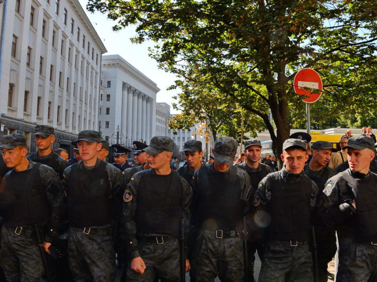 Коллизия во власти: &#171;правые&#187; требуют от Порошенко не подписывать закон об особом статусе Донбасса, 17 сентября 2014г.