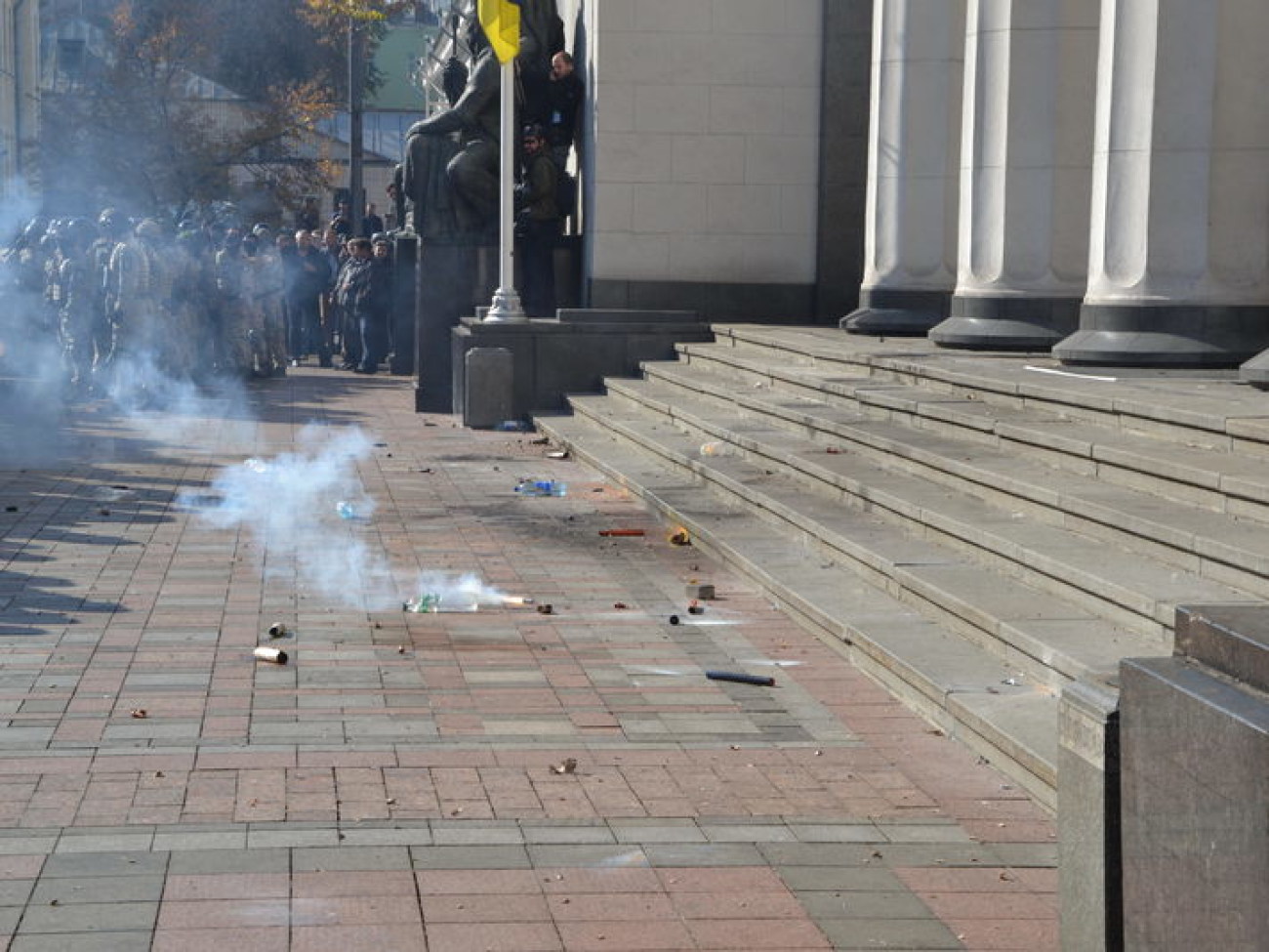 Огонь по депутатам: &#171;свободовцы&#187; штурмовали парламент, есть пострадавшие