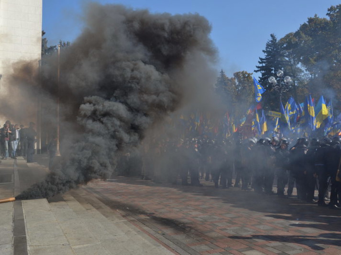 Огонь по депутатам: &#171;свободовцы&#187; штурмовали парламент, есть пострадавшие