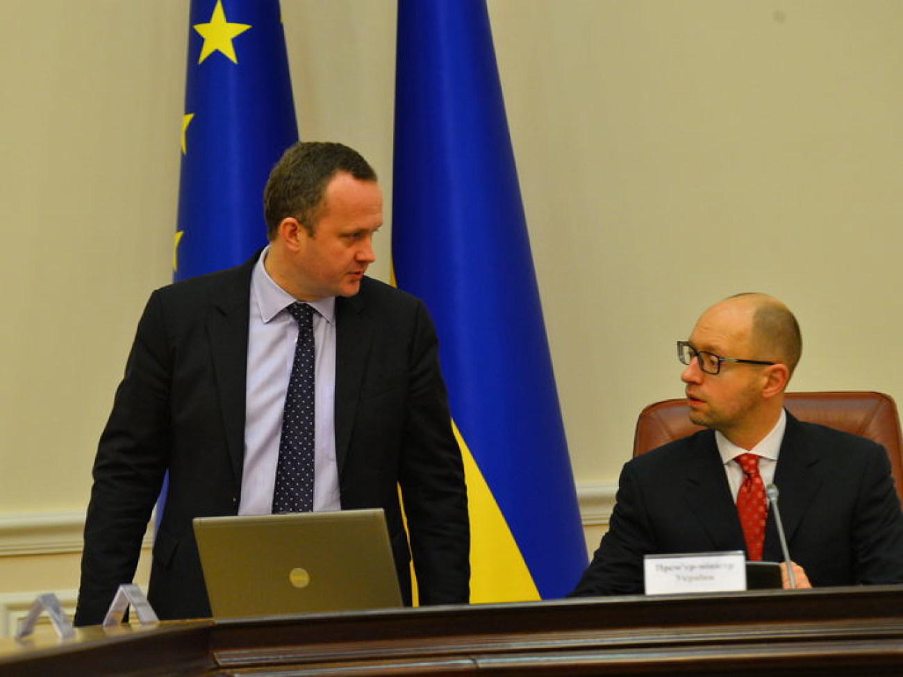 Яценюк признал, что Украина выживает исключительно за счет реверса, но хочет газ по 268 долларов