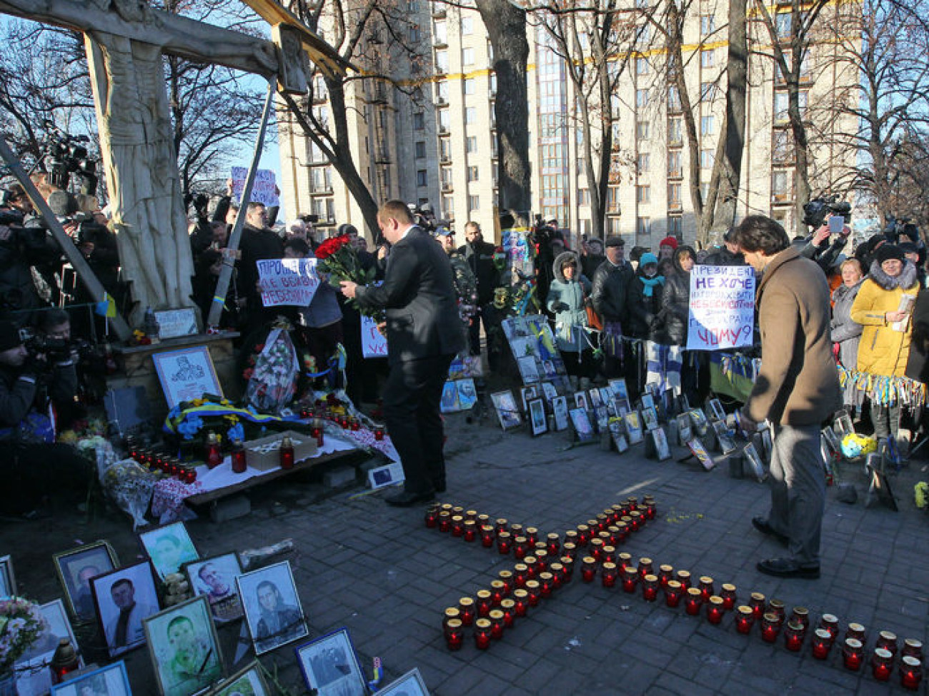 Множественная охрана и &#171;ганьба&#187;: представители власти почтили &#171;Небесную сотню&#187;