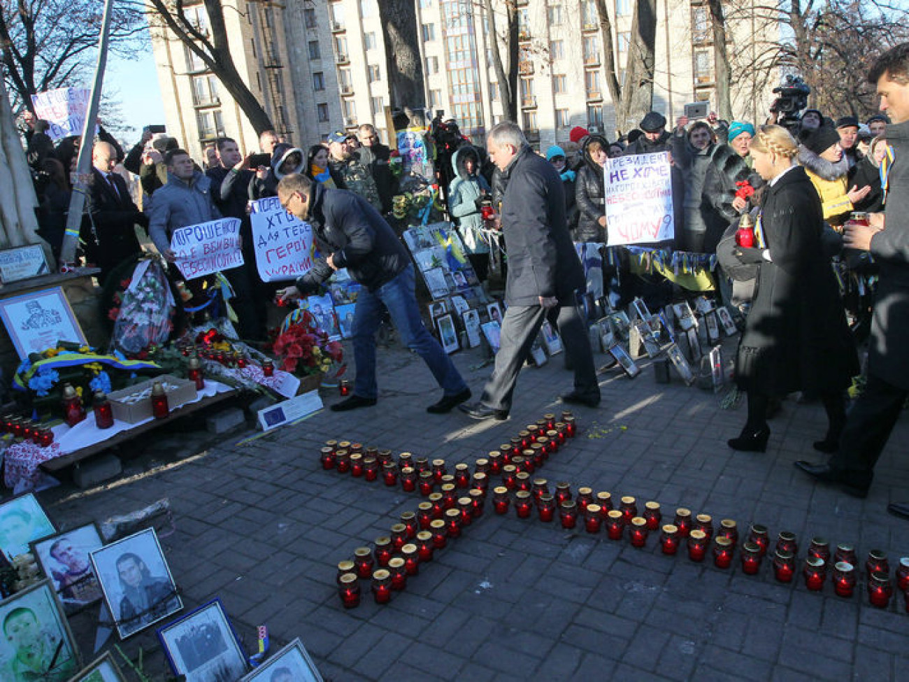 Множественная охрана и &#171;ганьба&#187;: представители власти почтили &#171;Небесную сотню&#187;