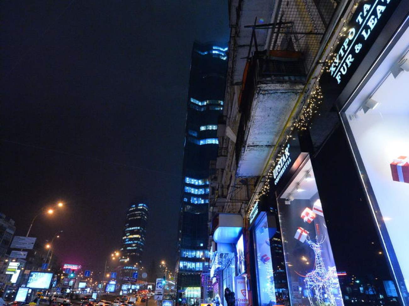 Две недели до Нового года: мрачные улицы и сияющие магазины