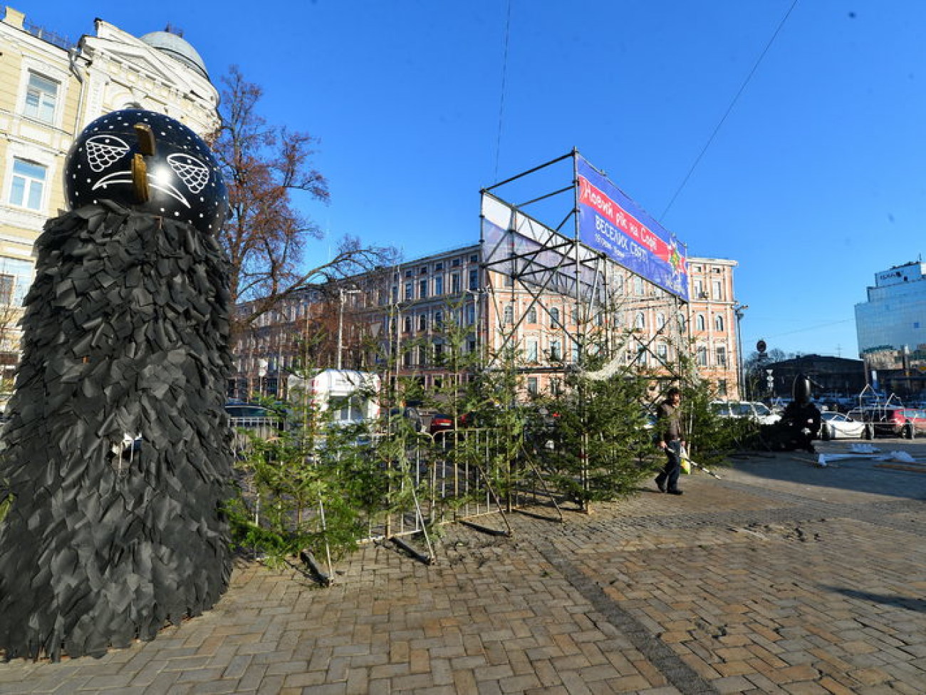 В Киеве начали наряжать главную елку, а рядом с ней поставили огромных черных птиц