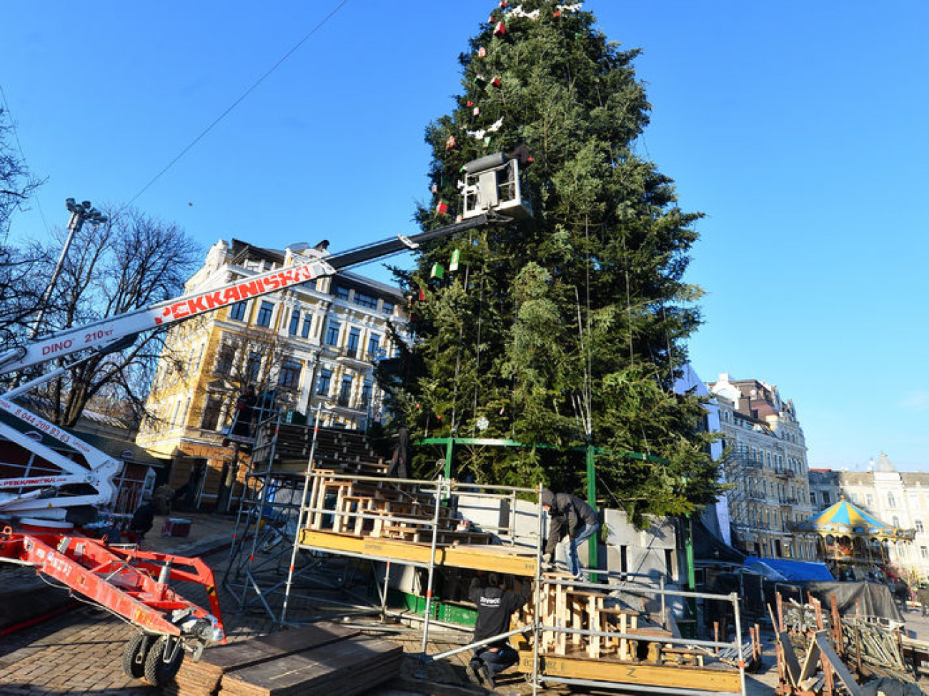 В Киеве начали наряжать главную елку, а рядом с ней поставили огромных черных птиц