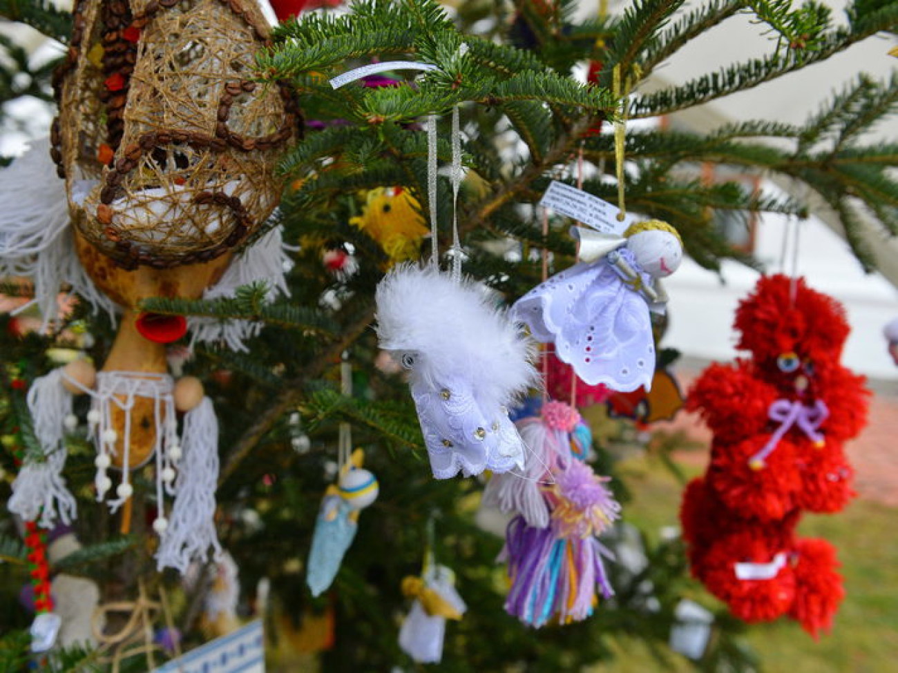 Елки на Софиевской площади украсили игрушки полтавских детей