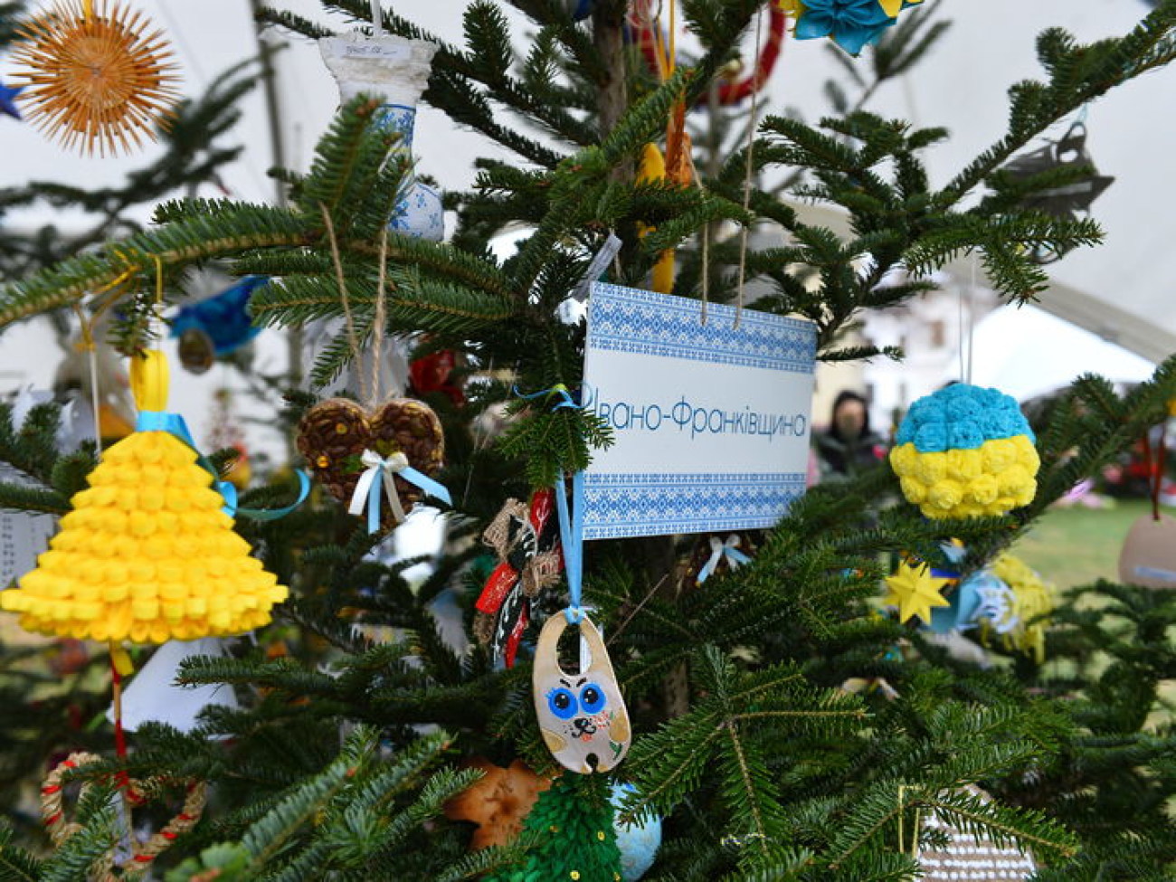 Елки на Софиевской площади украсили игрушки полтавских детей