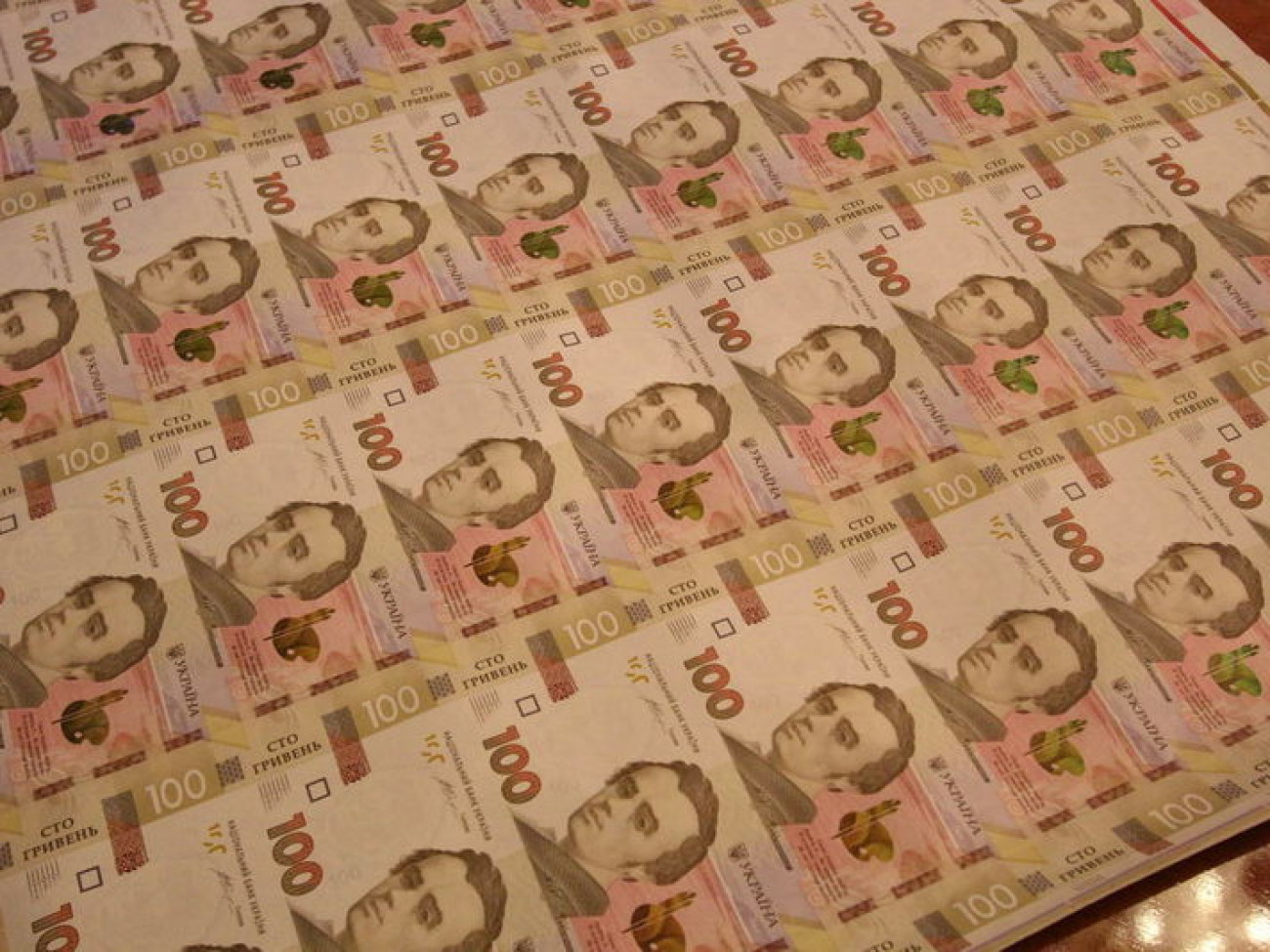 Нацбанк вводит новую купюру 100 гривен и утверждает, что это не эмиссия