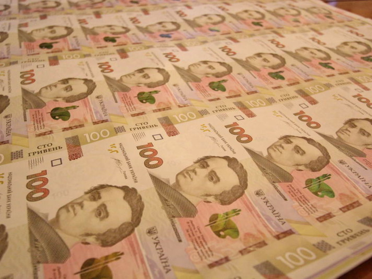 Нацбанк вводит новую купюру 100 гривен и утверждает, что это не эмиссия