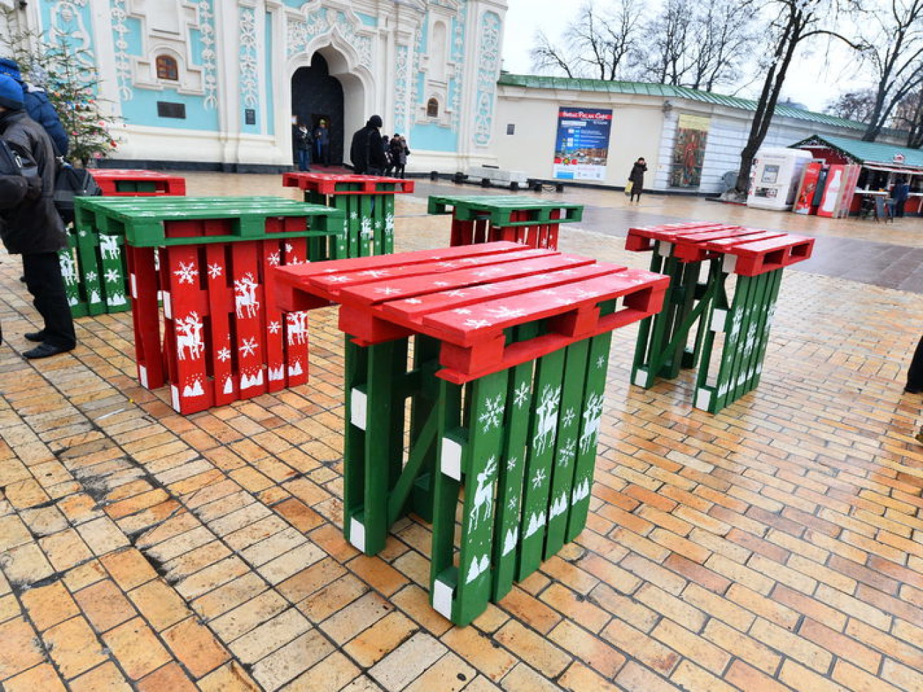 Праздники продолжаются&#8230; На Софиевской площади людно