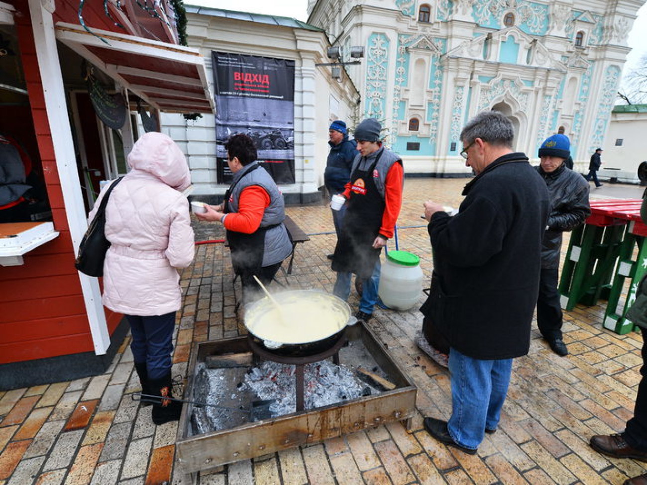 Праздники продолжаются&#8230; На Софиевской площади людно