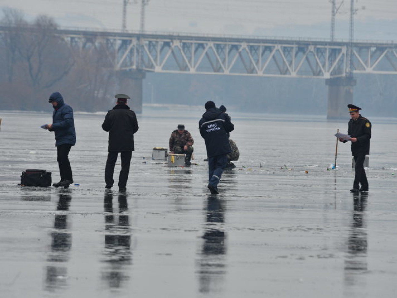 Спасатели напомнили рыбакам как правильно вести себя на льду