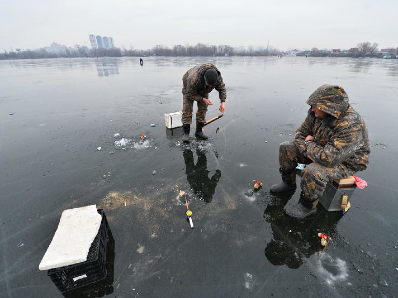 Спасатели напомнили рыбакам как правильно вести себя на льду