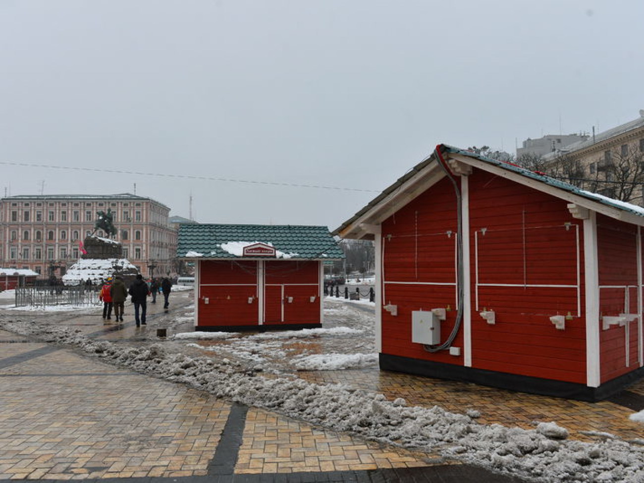 На Софиевской площади разбирают Новогодний городок