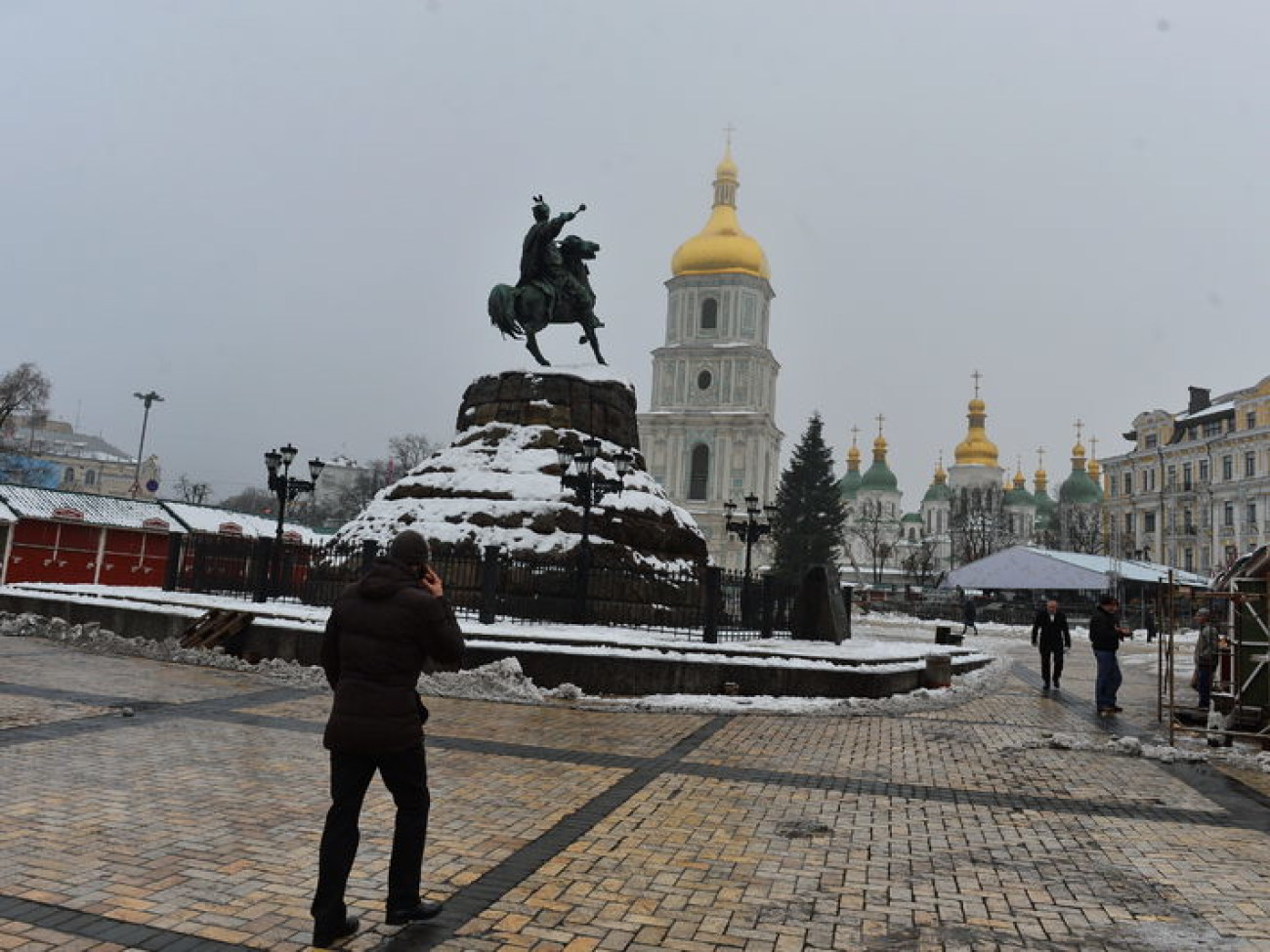 На Софиевской площади разбирают Новогодний городок