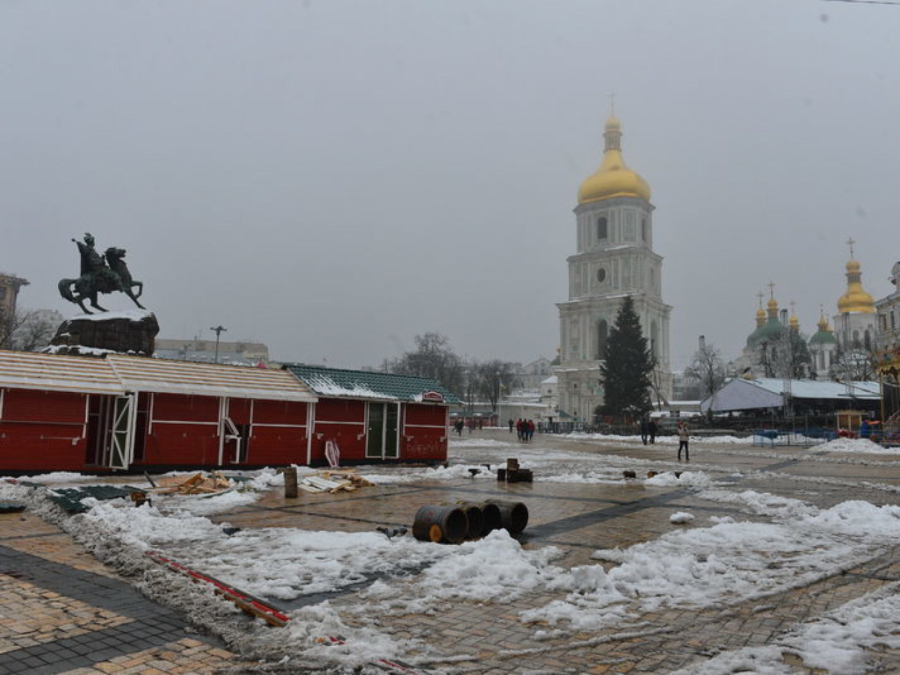 На Софиевской площади разбирают Новогодний городок