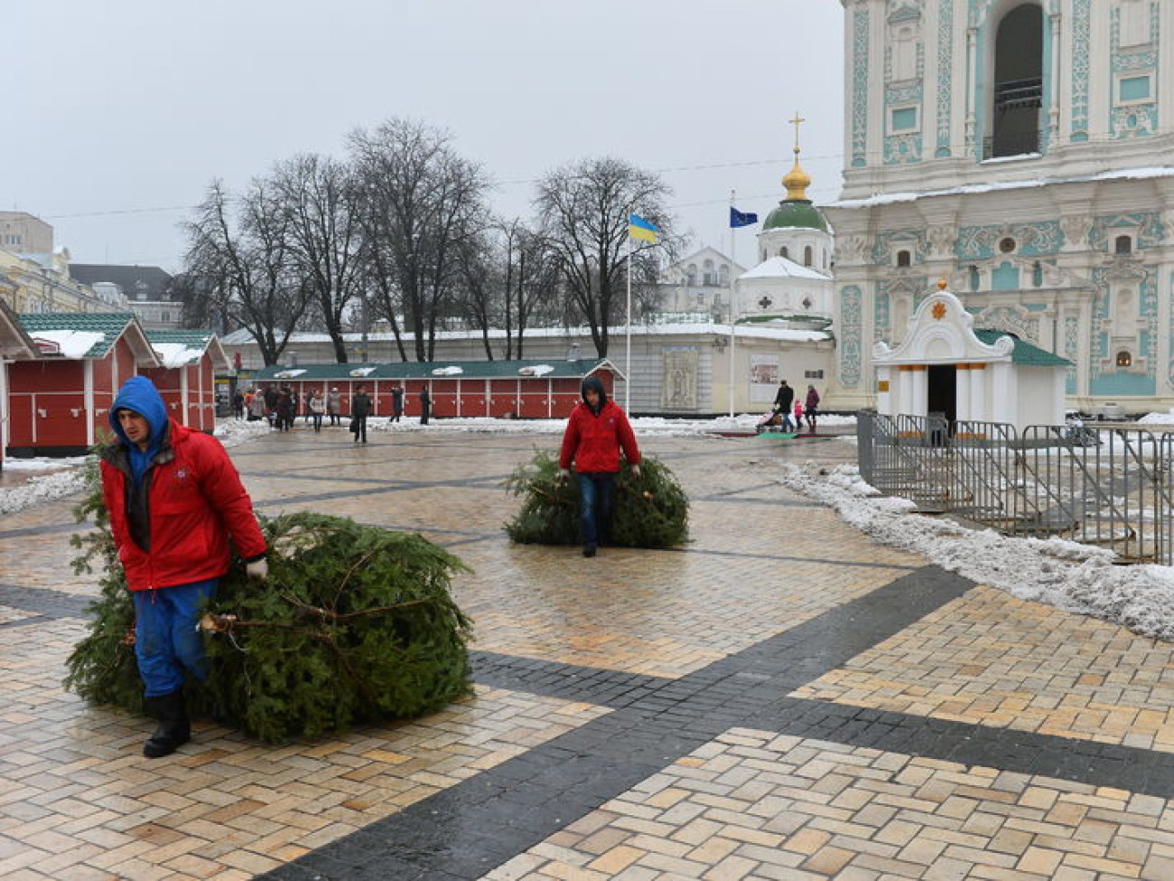 На Софиевской площади разбирают Новогодний городок