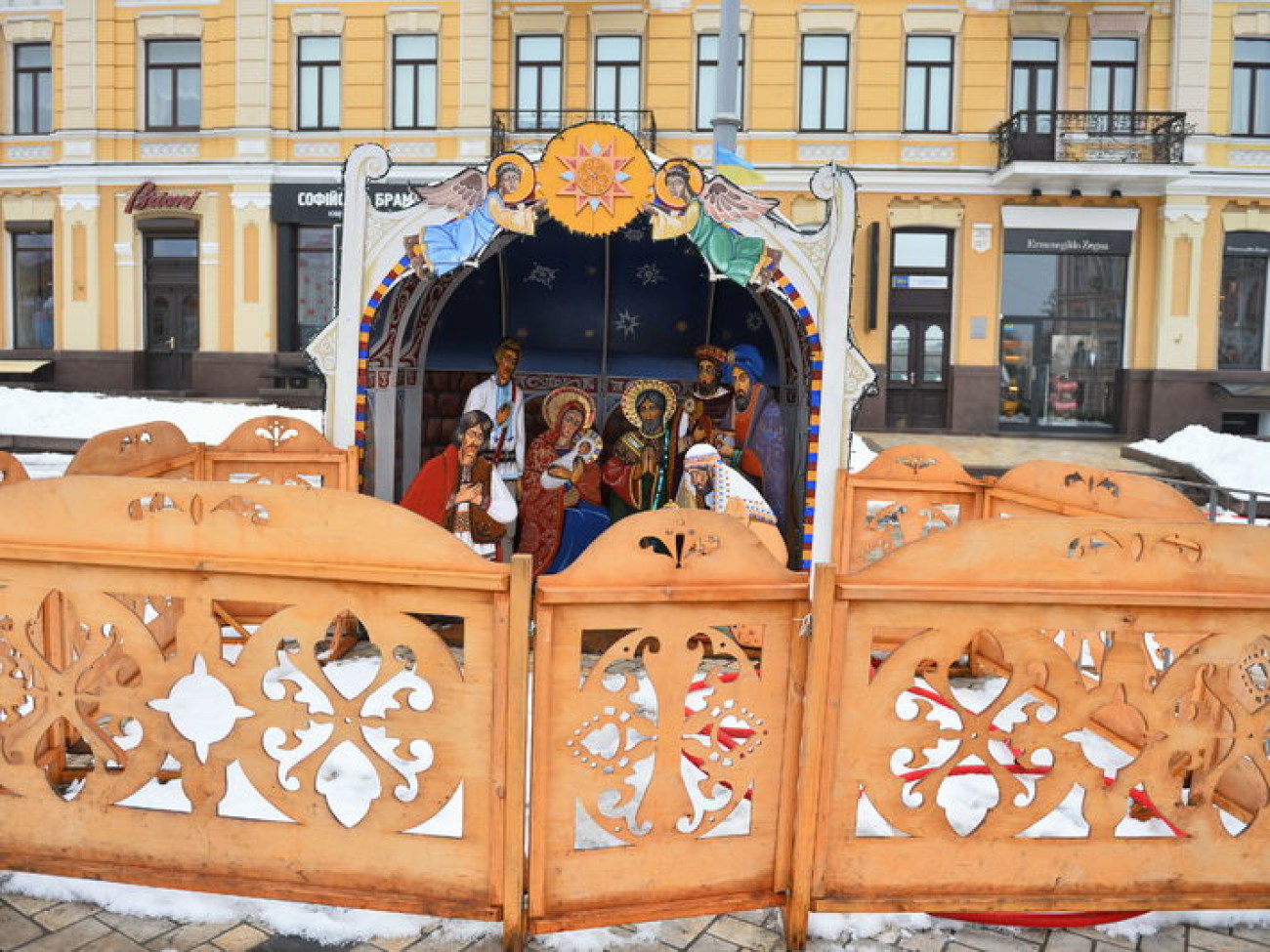 На Софиевской площади разбирают Новогодний городок