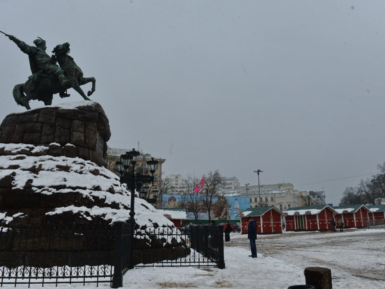 На Софиевской площади разбирают Новогодний городок