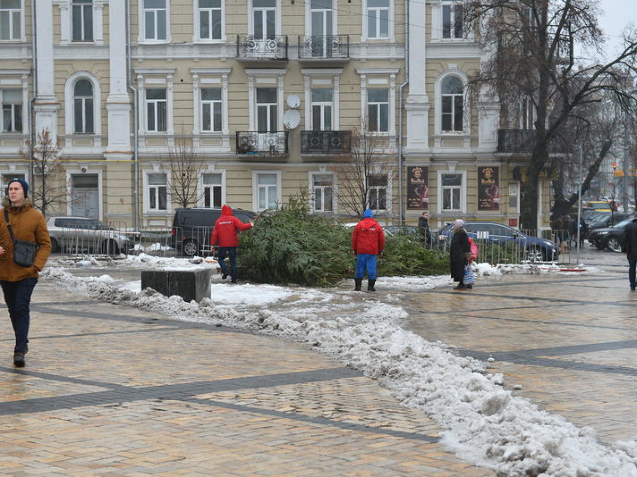 На Софиевской площади разбирают Новогодний городок