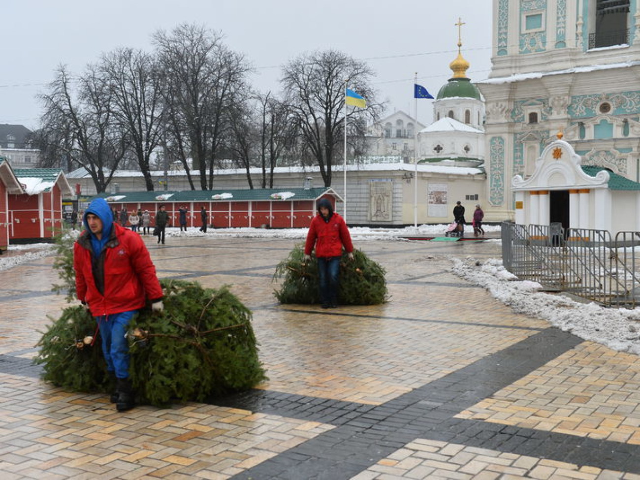 На Софиевской площади разбирают Новогодний городок