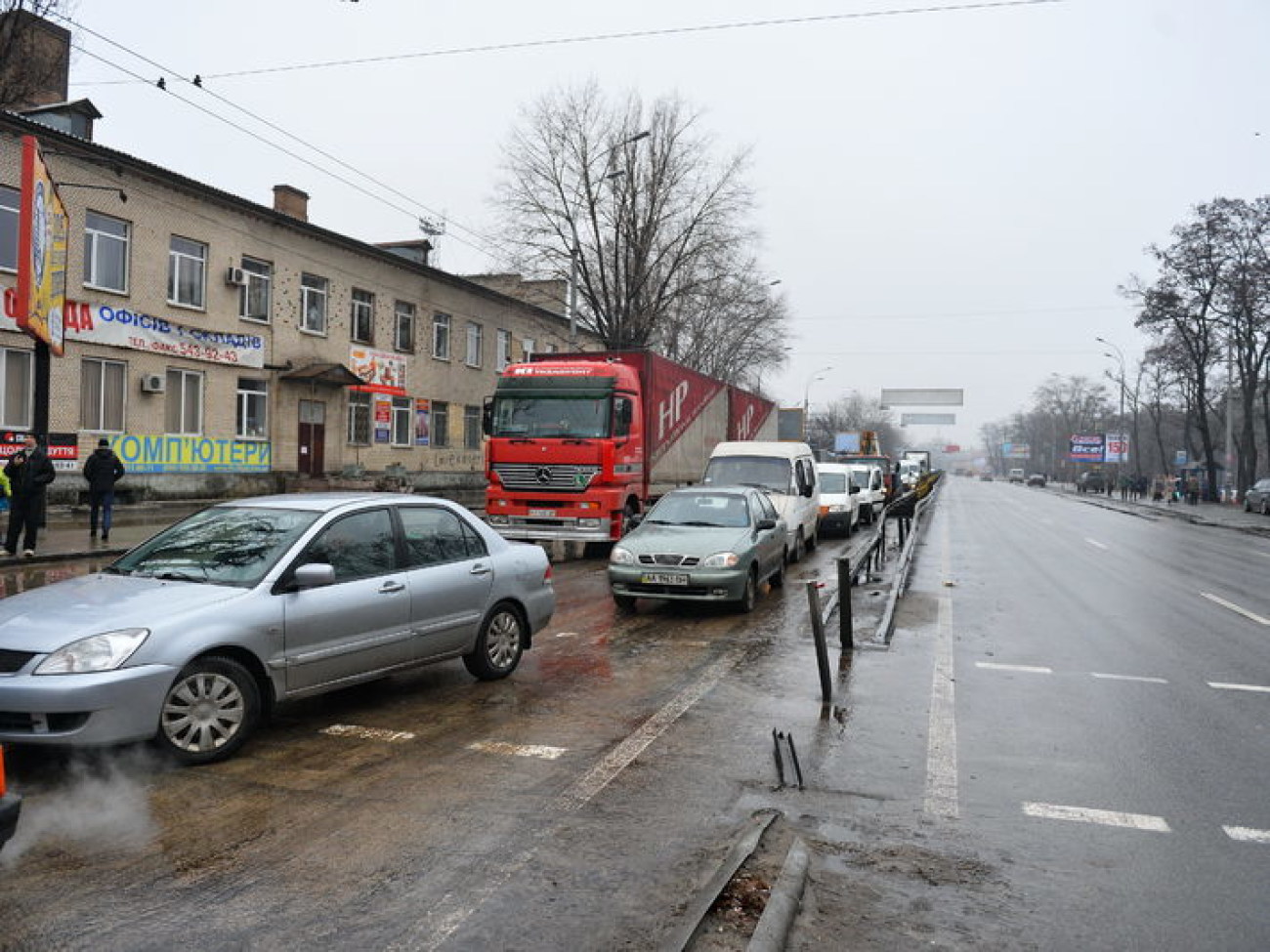 На левом берегу Киева &#8212; потоп: трубу прорвало