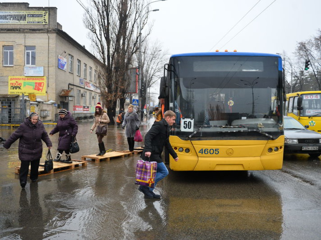 На левом берегу Киева &#8212; потоп: трубу прорвало